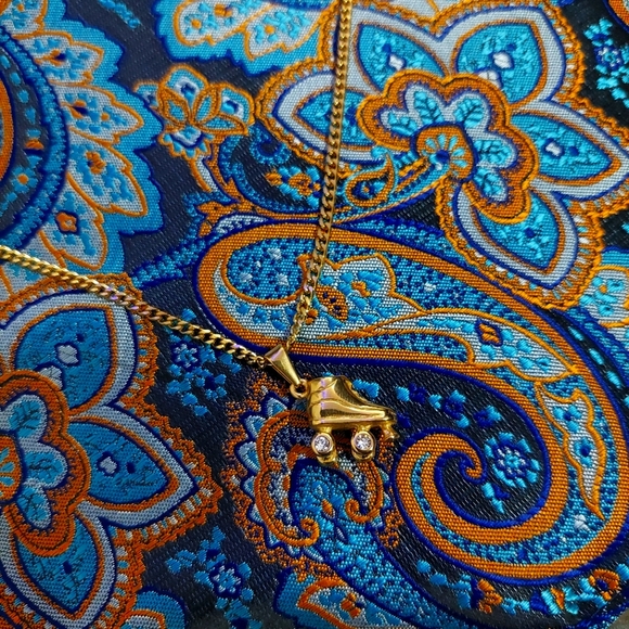 18K Roller 🛼 Skate Pendant With 18K Miami Cuban Link Chain - Picture 3 of 8